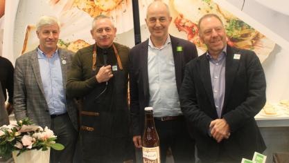 CEO Filip Fontaine (vanaf rechts) en voorzitter Guy Vandepoel kregen bij de voorstelling van het jaarprogramma van de VLAM op Agriflanders het gezelschap van tv-kok  Peter van Asbroeck en van Hendrik Vandamme van ABS.