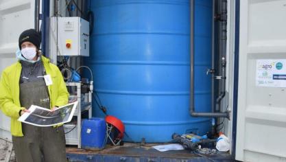 Het Interregproject NuReDrain ontwikkelde filtersystemen om stikstof en fosfor uit drainagewater en spuistroom te verwijderen. Minister Brouns is enthousiast over de resultaten.