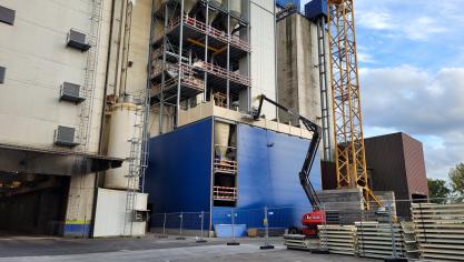 Naast het oude gebouw kwam er ruim 2.100 m 3  bij. Naast 21 metalen grondstofsilo’s werden ook 6 premixsilo’s in polyester (zie bovenaan de foto) geplaatst. Het geheel zit nu verstopt achter blauwe panelen.