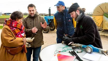 Van links naar rechts: gedeputeerde Kathleen Helsen, projectcoördinator Life ACLIMA Joris De Nies, landbouwer Stijn Van de Voorde en Waterpeiler Sander Bombeke.