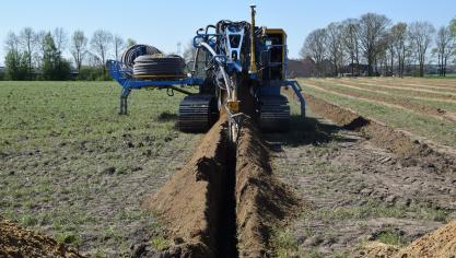 Bij peilgestuurde drainage met subirrigatie wordt de drainage omgekeerd gebruikt.