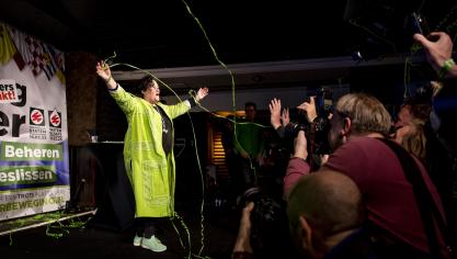 Caroline van der Plas maakt een zegegebaar na de monsterzege bij de Nederlandse provinciale verkiezingen van 15 maart.