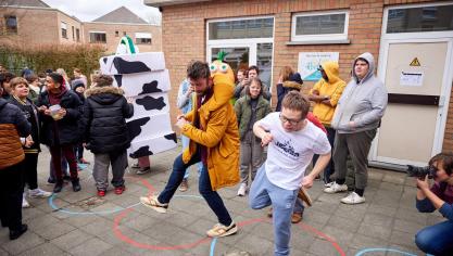 De leerlingen van de winnende school Sint-Franciscus in Roosdaal mochten uitdagingen aangaan tegen hun Ketnetheld Sieg De Doncker.