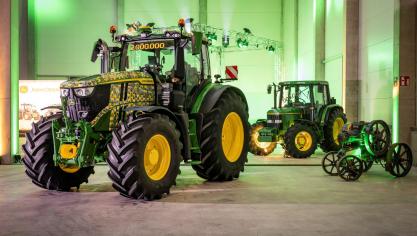 De 2 miljoenste John Deere uit Mannheim is een 6R 250. Op de achtergrond  zie je de 1 miljoenste tractor, een JD 6400.