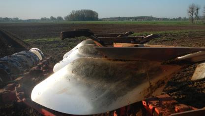 Door gebruik te maken van ondergronders wordt de bodem ook circa 10-15 cm onder de ploegdiepte losgemaakt om verdichte lagen op te heffen.