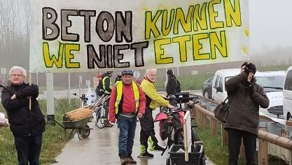 Boerenforum pleit voor een onmiddellijke betonstop, anders blijven investeerders doorgaan met beton en asfalt op nieuwe gronden, ook al staan er ondertussen in Vlaanderen 1.500 ha industrieterrein leeg en vervallen.