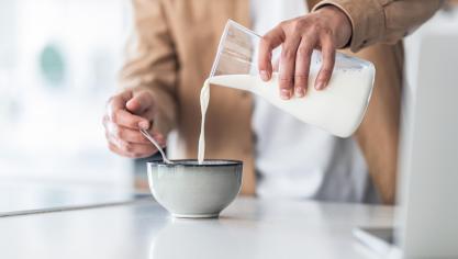 Door de gestegen voedselprijzen kozen Belgen voor goedkopere aankoopkanalen en goedkopere producten, maar toch werd om diezelfde reden in 2022 een stijging in zuivelbestedingen genoteerd tot 3,2 miljard euro.