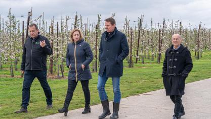Minister Brouns op bezoek bij pcfruit.