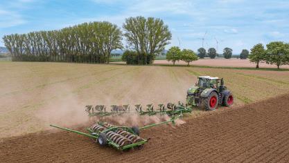 Een groot voordeel van het onland ploegen is de verminderde bodemdruk door het grote contactvlak van de beide tractorbanden en de mogelijkheid om met lagere bandenspanning te werken.