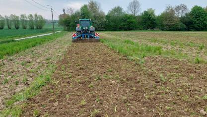 Op 1 mei werd de grondbewerking met de cultivator herhaald om de grove kluiten nog wat te verfijnen.