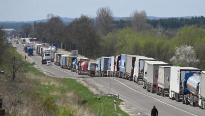Oekraïens graan bestemd voor derde landen bleef vanwege logistieke problemen op de markten van buurlanden. Onder meer Polen blokkeerde in april de grenzen.