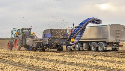 SU-Tech heeft een nieuwe uienlader met geïntegreerde  afstaarter ontwikkeld.