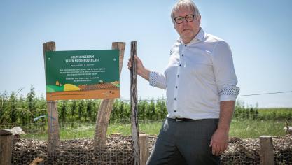 Houthakseldammen houden water en modder van akkers tegen.