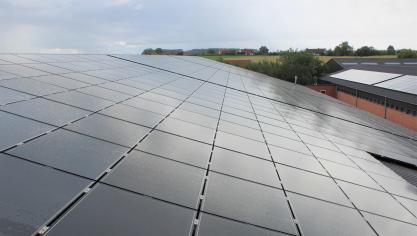 Omdat ze verbonden zijn met het internet bestaat het risico dat omvormers van zonnepanelen gevoelig zijn voor hacking. In Vlaanderen zijn daar nog geen meldingen van maar in Nederland ligt dat anders.