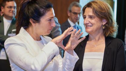 Vlaams minister Zuhal Demir (l.), hier in gesprek met de Spaanse minister Teresa Ribera (r.), was aanvankelijk fel tegen de Europese natuurherstelwet gekant, maar lijkt zich nu te kunnen vinden in de aangepaste versie daarvan.