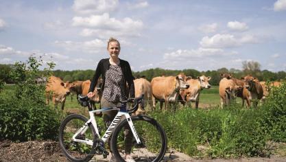 Als dochter van melkveehouders was het voor Marthe niet gemakkelijk om in de wielersport te starten.