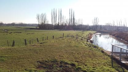Om uitspoeling van meststoffen naar het grond- en oppervlaktewater te vermijden bepaalt het Waterwetboek de afstandsregels tot waterlopen bij het bemesten.