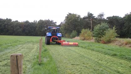 Voor landbouwers die niet over de geschikte machines beschikken om te maaien en het gras af te voeren of die met het vrijgekomen maaisel geen blijf weten, kan de nieuwe voorwaarde om het maaisel af te voeren een struikelblok vormen.