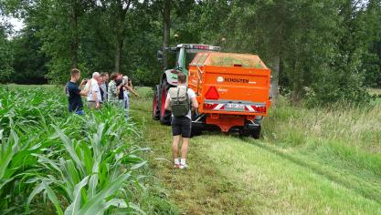 Met de maai-laadwagen wil de provincie een kwalitatief beheer in bufferzones ondersteunen.