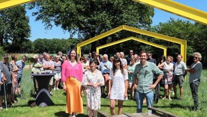 Veel nieuwsgierig volk voor de opening van de Gestalten in Ravels. Vooraan staan boerendochter Kaat Pelkmans (Oud-Raveldonk), gedeputeerde Kathleen Helsen en architectenduo Hannah De Vidts en Floris Vincke.