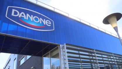 Danone heeft in het tweede kwartaal minder verkocht, maar haalde daar wel meer omzet en winst uit.