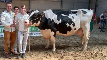 Frank en Mieke Scheemaeker-Gelaude met kampioene Mieke Van Het Zomerbloemhof.