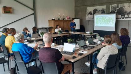 Een feerbeeld van de infosessie voor ambtenaren over het geoloket landbouwkompas bij Loei Dolle Pret in Herenthout.