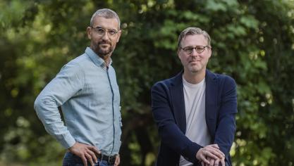 “Voor ‘verloren’ stukjes grond proberen we nog waarde te creëren voor de landbouwers”, zeggen Dajo Hermans (r.) en Frank Missoul van Forest Fwd.