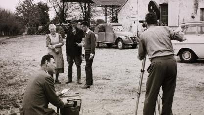 Foto van tijdens de voorbereiding van de filmopnamen op het gemengd bedrijf van Verheecke-Hallaert te Thou, Loiret. Het interview diende voor de uitzending van 23/4/1961: ‘Vlaamse boeren in Frankrijk’. 1961.
