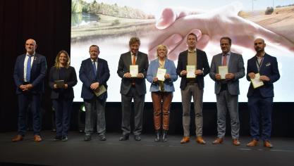 Johan Colpaert (l) overhandigde politici een infodocument met beleidsaanbevelingen én sloeg nagels met koppen tijdens Agribex 2023.