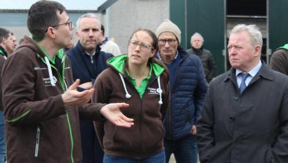 Groene Kring nodigde de Europese commissaris voor Landbouw Janusz Wojciechowski (r.) uit naar Ieper. Die ging daar in gesprek met onder meer Susan Mahieu (vooraan m.) en voorzitter Bram Van Hecke van Groene Kring (l.).