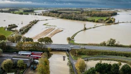 Om waterellende te voorkomen wordt er geïnvesteerd in baggerwerken en het herstel en de versterking van dijken.