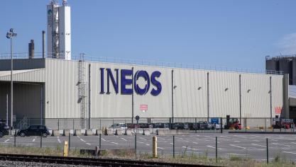 De omstredenethaankraker van Ineos in de Antwerpse haven heeft een voorwaardelijke nieuwe omgevingsvergunning gekregen van Vlaams minister van Omgeving Zuhal Demir.