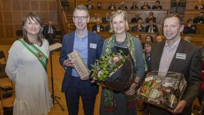 Het ILVO werd gehuldigd als verdienstelijke Oost-Vlaming. Vlnr. gedeputeerde Leentje Grillaert, administrateur-generaal Joris Relaes, communication manager Greet Riebbels, afdelingshoofd Kristiaan Van Laecke.