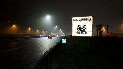 In heel Vlaanderen werden verkeersborden op hun kop gezet uit protest tegen het aanmodderend landbouwbeleid.