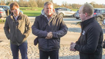 CEJA-voorzitter Peter Meedendorp (l.) nodigde Eurocommissaris Maros Sefcovic (m.) uit bij de jonge veehouder Jonas Lemaire (r.).