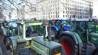 In Vlaanderen protesteren de landbouwers momenteel door plaatsnaamborden om te draaien, in Frankrijk en Duitsland halen ze de tractor van stal om te protesteren.