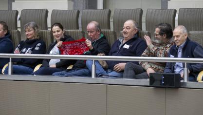 Toeschouwers met boerensjaaltje wachten op de stemming van het stikstofakkoord in de tribunes van het Vlaams parlement.