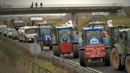 Franse boeren voeren al even actie en richten nu hun pijlen op Parijs.