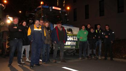 Aan de spontane actie tegen het stikstofdecreet werd deelgenomen door een diverse groep van landbouwers, loonwerkers en jongeren.