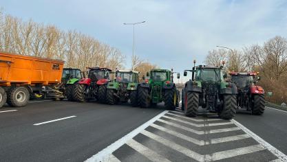 Jan Jambon (N-VA) dringt er bij minister van Binnenlandse Zaken Annelies Verlinden (cd&amp;v) op aan om maatregelen te nemen om de blokkades op te heffen die op verschillende plaatsen door protesterende boeren opgeworpen worden.