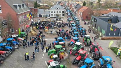 Bij 400 tractoren verzamelen zich dinsdagmiddag op de Markt in Merksplas.