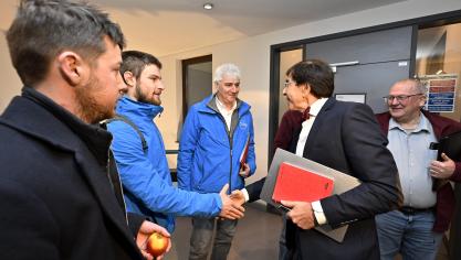 Waals minister-president Elio Di Rupo zat op woensdag 31 januari samen met vertegenwoordigers van Waalse landbouworganisaties, waaronder de FJA (Fédération des Jeunes Agricultures).