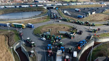 Landbouwers blokkeren de E40 in Aalter op woensdag 31 januari.
