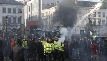Betogende boeren komen in aanvaring met de politie tijdens een demonstratie op donderdagmiddag op het Luxemburgplein, Brussel.