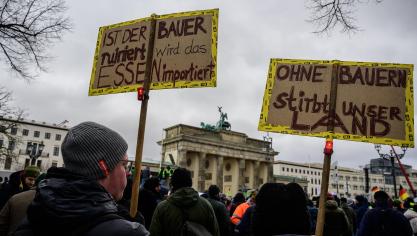 Ondanks massaal protest keurt het Duits parlement de geleidelijke afbouw van de korting op landbouwdiesel af.