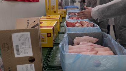 Varkensvlees wordt klaargemaakt voor bestemming China.