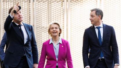 Minister-president Mark Rutte (nederland), Commissievoorzitter Ursula von der Leyen en minister-president Alexander De Croo (België) net voor een overleg met vertegenwoordigers van Europose landbouworganisaties op donderdag 1 februari.