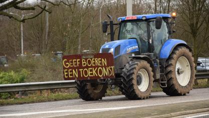 Vrijdag 9 februari vond er nog een boerenprotest plaats in Genk, georganiseerd door de Boerenbond. Die landbouworganisatie liet VRT NWS weten niets te maken te hebben met de organisatie van de actie in de haven van Antwerpen op dinsdag 13 februari.