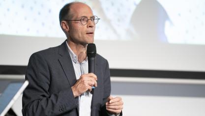 De opbrengst van eennieuwe staatsbon zou gebruikt moeten worden om landbouwgronden op te kopen. Dat stelt Olivier De Schutter voor, een professor internationaal recht die de tweede plaats kreeg op de Europese Ecolo-kieslijst.